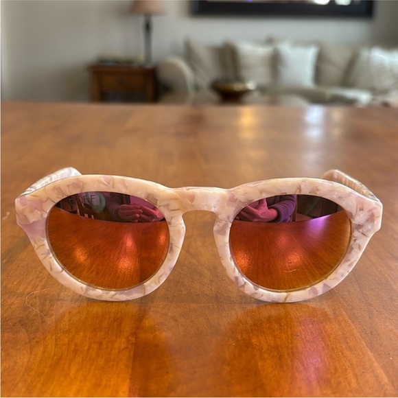 Diff Eyewear Accessories - DIFF Eyewear White Tortoise Shell Sunglasses Polarized Pink Hue Lenses EUC Round